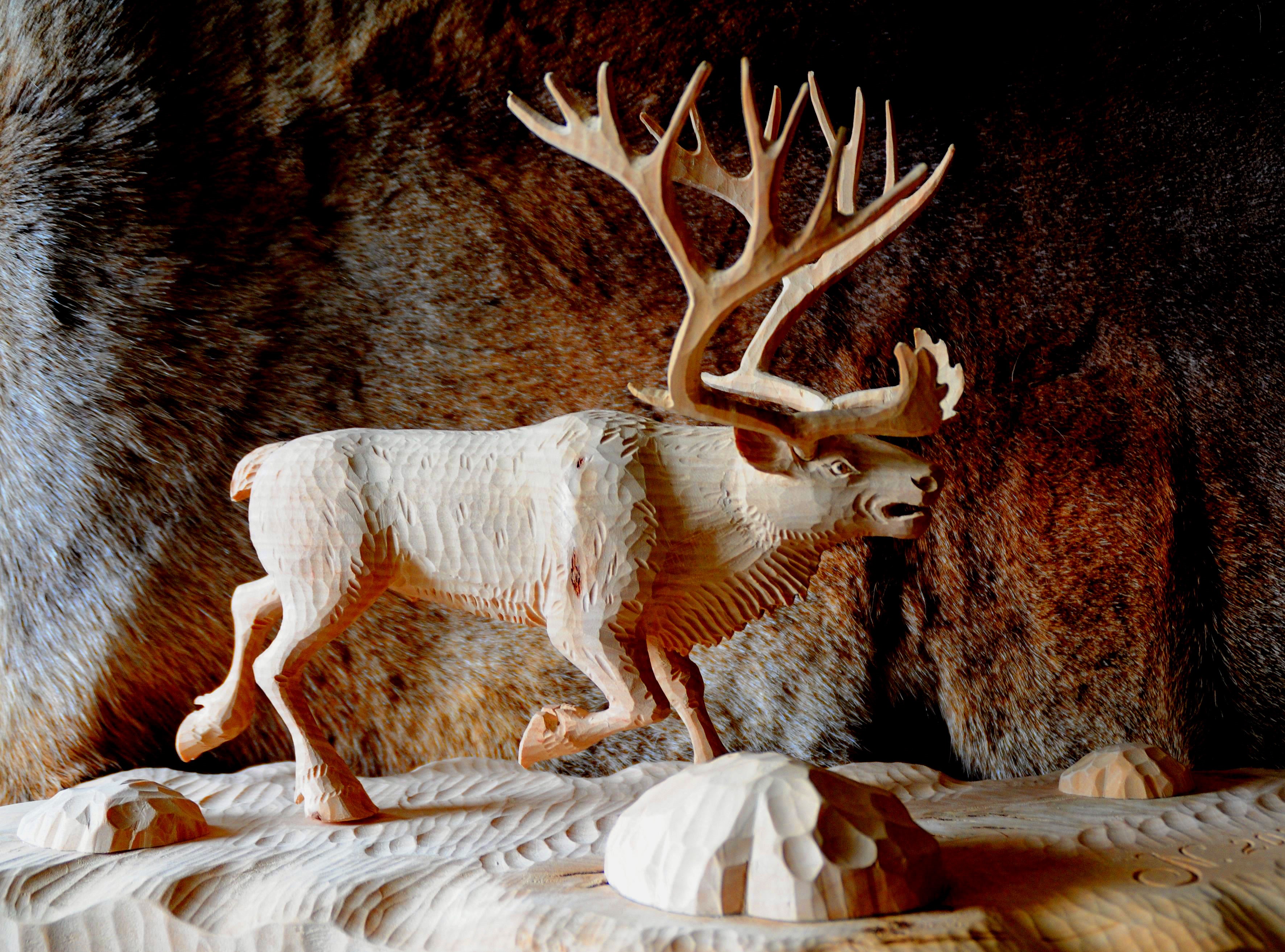 Reinen har vært og er betydningsfull i samisk næringsliv, kultur og historie. Her er en i tre, skjært av Jens Nygård.