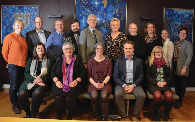 Her er er hele rådet med varamedlemmer. Bak fv: Ingrun Jule (vara) Trond Enemo (vara), Gunnstein Endal, Thomas Tinglum, Trond Rønning, Lisbeth Sydbøge, Finn Ragnvald Huseby, Ingebjørg Vik Laugaland (vara), Marta Bjørnøy Lalim (vara), Kari Espås Drogseth (vara). Foran fv: Iselin Vistekleiven, biskop Solveig Fiske, Gunhild Tomter Alstad, stiftsdirektør Freddy Knutsen, Inger Kragh Nyhus.