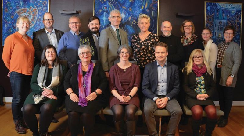 Her er er hele rådet med varamedlemmer. Bak fv: Ingrun Jule (vara) Trond Enemo (vara), Gunnstein Endal, Thomas Tinglum, Trond Rønning, Lisbeth Sydbøge, Finn Ragnvald Huseby, Ingebjørg Vik Laugaland (vara), Marta Bjørnøy Lalim (vara), Kari Espås Drogseth (vara). Foran fv: Iselin Vistekleiven, biskop Solveig Fiske, Gunhild Tomter Alstad, stiftsdirektør Freddy Knutsen, Inger Kragh Nyhus.