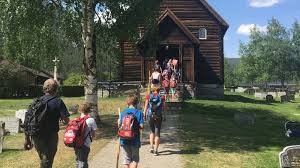 Skoleelever på vei inn i Nord-Sel kirke etter dagens pilegrimsvandring.