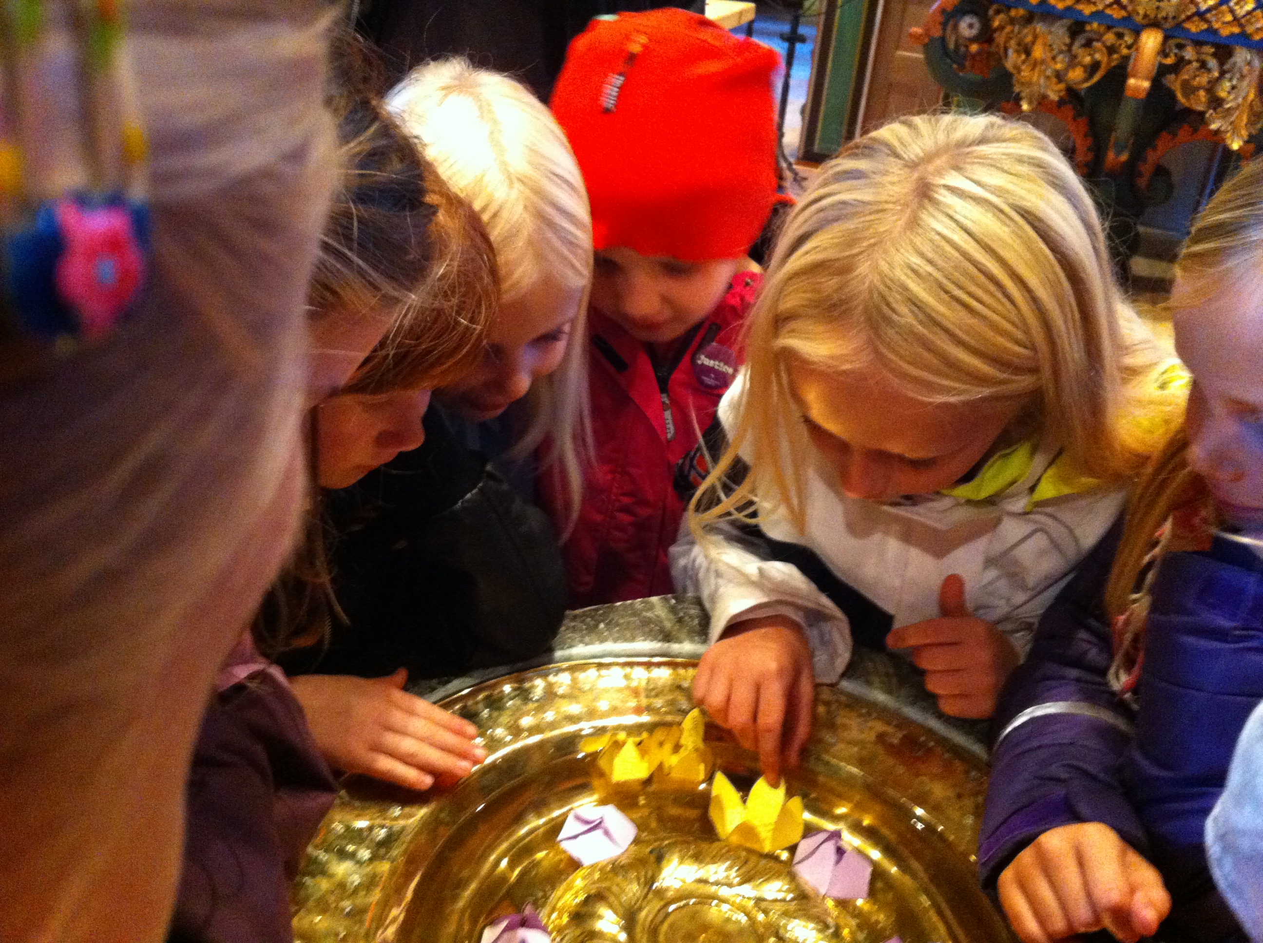 Barn ved d&#248;pefonten