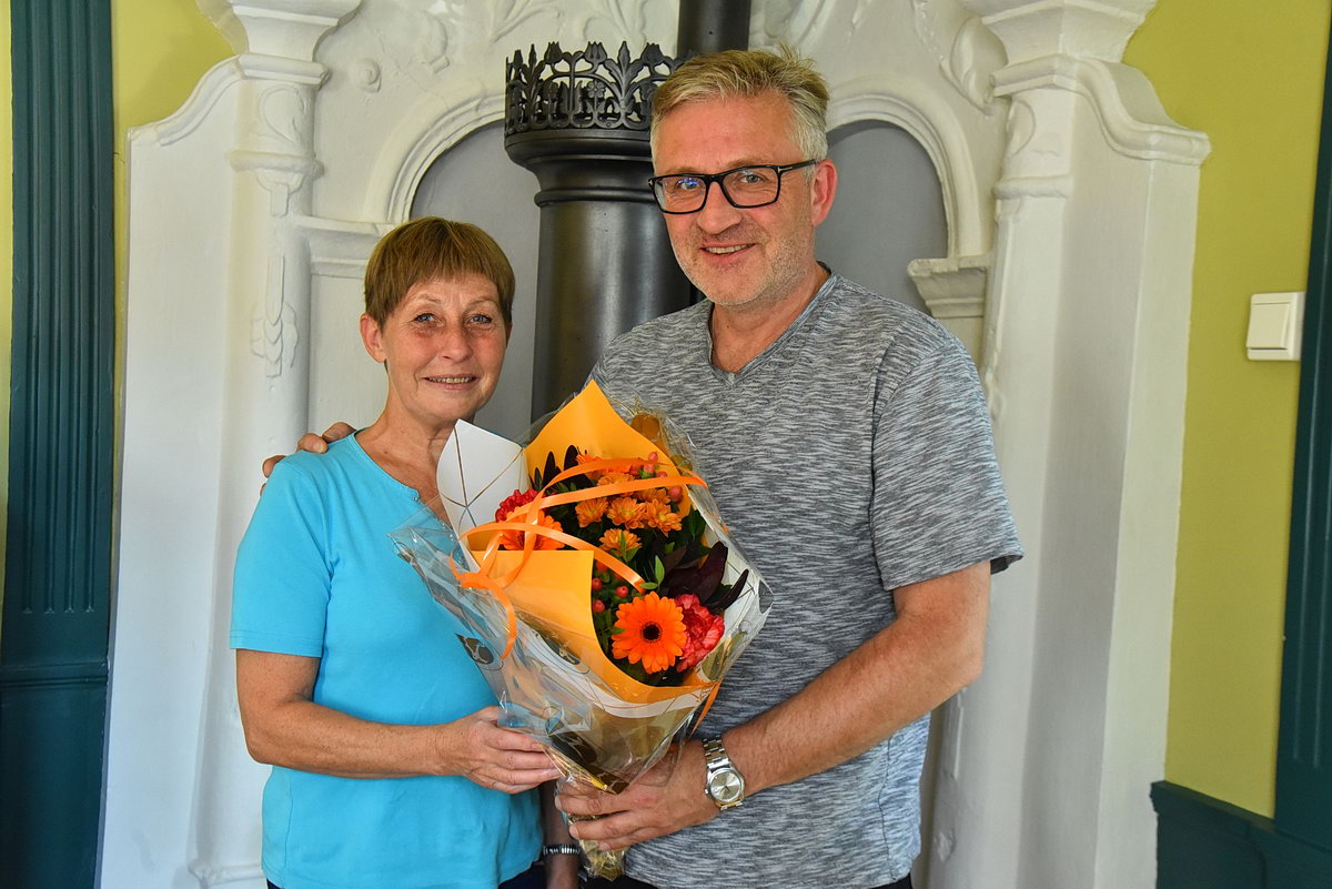 Sveinung Tennfjord er ny sogneprest i Buvik. Han ble ønsket velkommen med blomster av kirkeverge Inger Berg.
