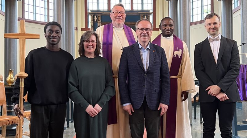 Fra venstre: Klokker Boakai Sandy, diakonimedarbeider Inger Synnøve Gjære, prost Dagfinn Thomassen, kirkeverge Gunnar Winther, Sokneprest Mark Akali og kantor Vincentas Linkevicius. Sokneprest Wiebke H. Hummelgård var allerede på vei til ny gudstjeneste i Skaun da bildet ble tatt. Foto: Kristin Storvig
