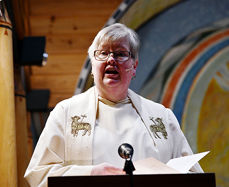 Signe prest ved lesepulten i Begnadalen kirke