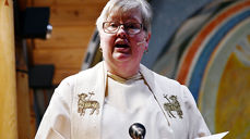 Signe prest ved lesepulten i Begnadalen kirke