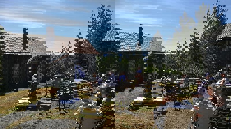 Bord og stoler var satt frem til de som måtte ønske å sitte litt mer komfortabelt