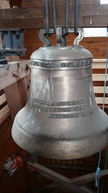 Dette er størst klokka i Begnadalen. Den har ein diameter på 80 cm, og ei høgde inkl. krone på 72 cm.  Klokka har fylgjande innskrift: LAND! LAND! LAND! HØR HERRENS ORD JEREMIAS 22.29. På motsatt side kristogram,  og alfa- og omegateiknet