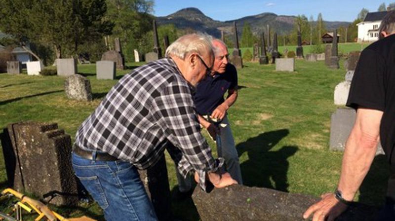 Dugnad Begnadalen kirkegård - oppretting av gravstøtte