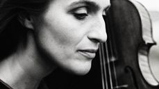 Sjøsprut og skrikande havelle. Velkomen til nordnorsk stemning i Hedalen stavkyrkje! Foto: Guri Dahl