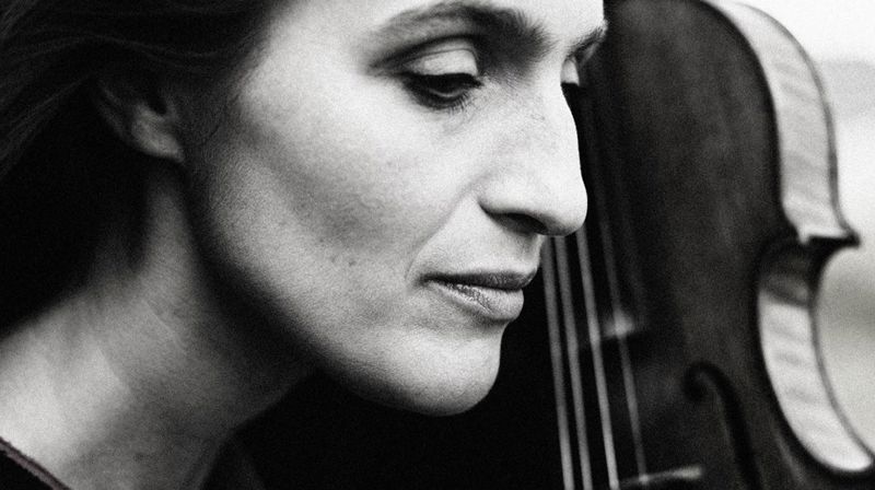 Sjøsprut og skrikande havelle. Velkomen til nordnorsk stemning i Hedalen stavkyrkje! Foto: Guri Dahl