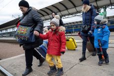 Mennesker på flukt ankommer togstasjonen i Chop, Ukraina fra krigsområdene lenger øst.  Foto: Kirkens Nødhjelp