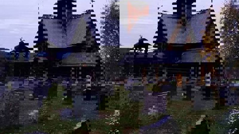 Stavkirken i Hedalen er delvis mørklagt