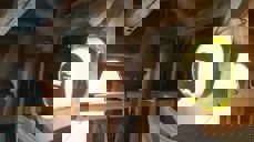 Kirketjener klar for å ringe med kirkeklokkene