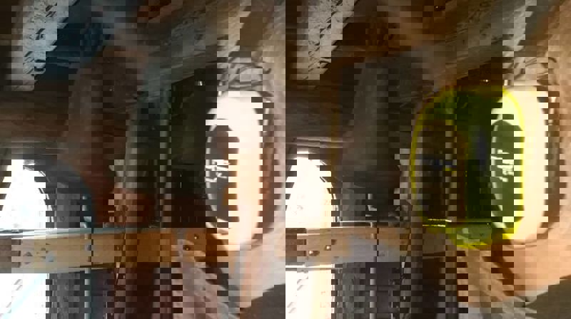 Kirketjener klar for å ringe med kirkeklokkene