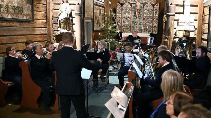 Hedalen musikkors spiller