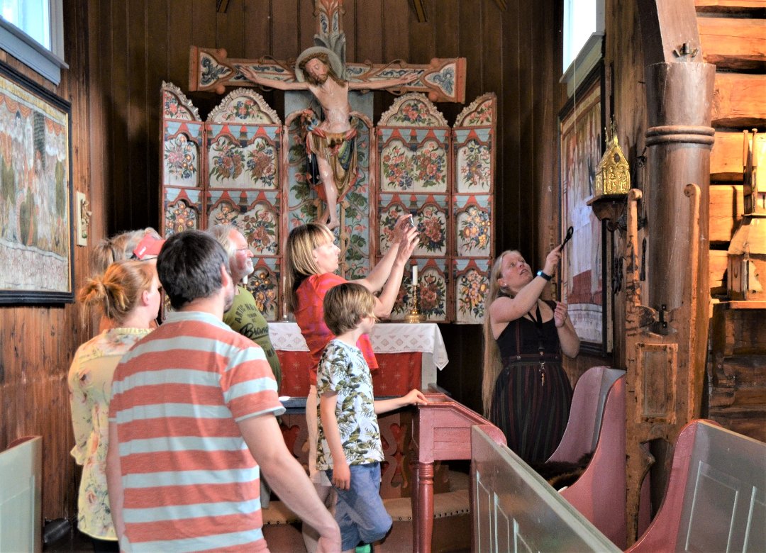 Turister i stavkirken, foto: Linn-Helene Larsen