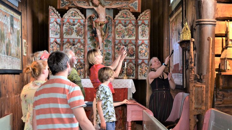 Turister i stavkirken, foto: Linn-Helene Larsen