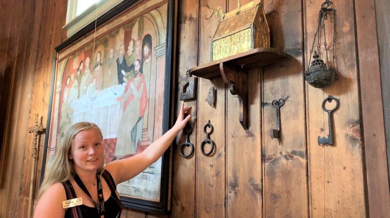 Marie Veimodet ønsker deg velkommen som kollega ved Hedalen stavkirke. Foto: Linn-Helene Larsen, Avisa Valdres