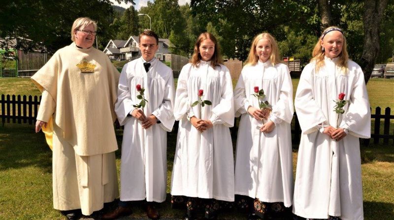 De fire konfirmantene flankert av Signe prest til venstre, videre Kristian, Maria Josefine, Amalie og Maja. Foto:Hallstein Heiene