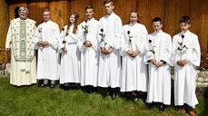 Fra venstre: Signe prest, Iver, Anne Marte, Markus, Mathias, Thea, Nicolai, Simon. Foto: Arne G.P