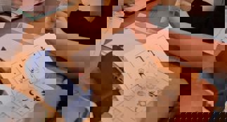 Ill.bilde konfirmant løser oppgaver