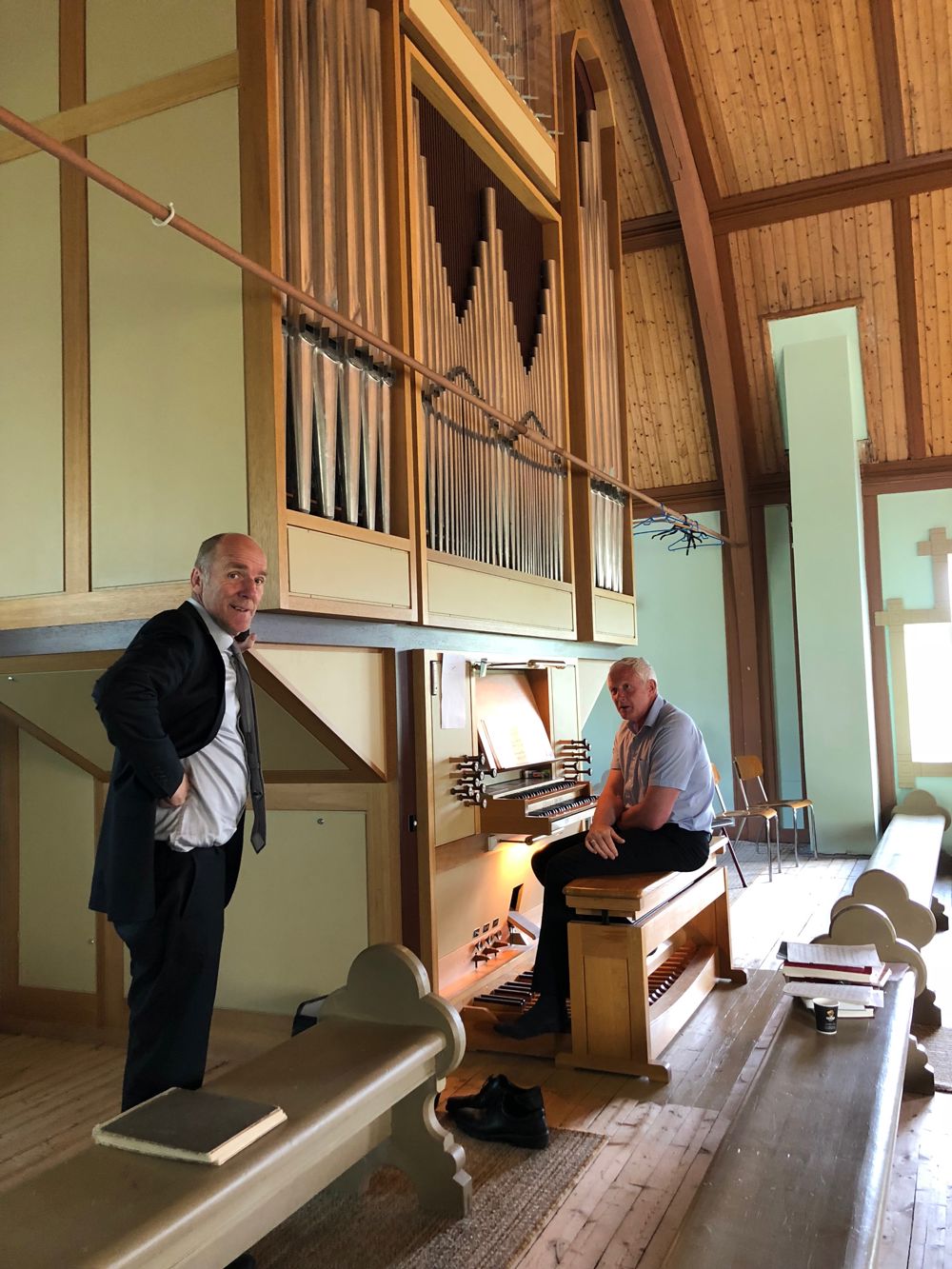 Antonie og Magne på jobb i Leiranger kirke