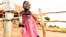 Fem år gamle Champo Miyambo elskar vatn (Foto: Kirkens Nødhjelp)