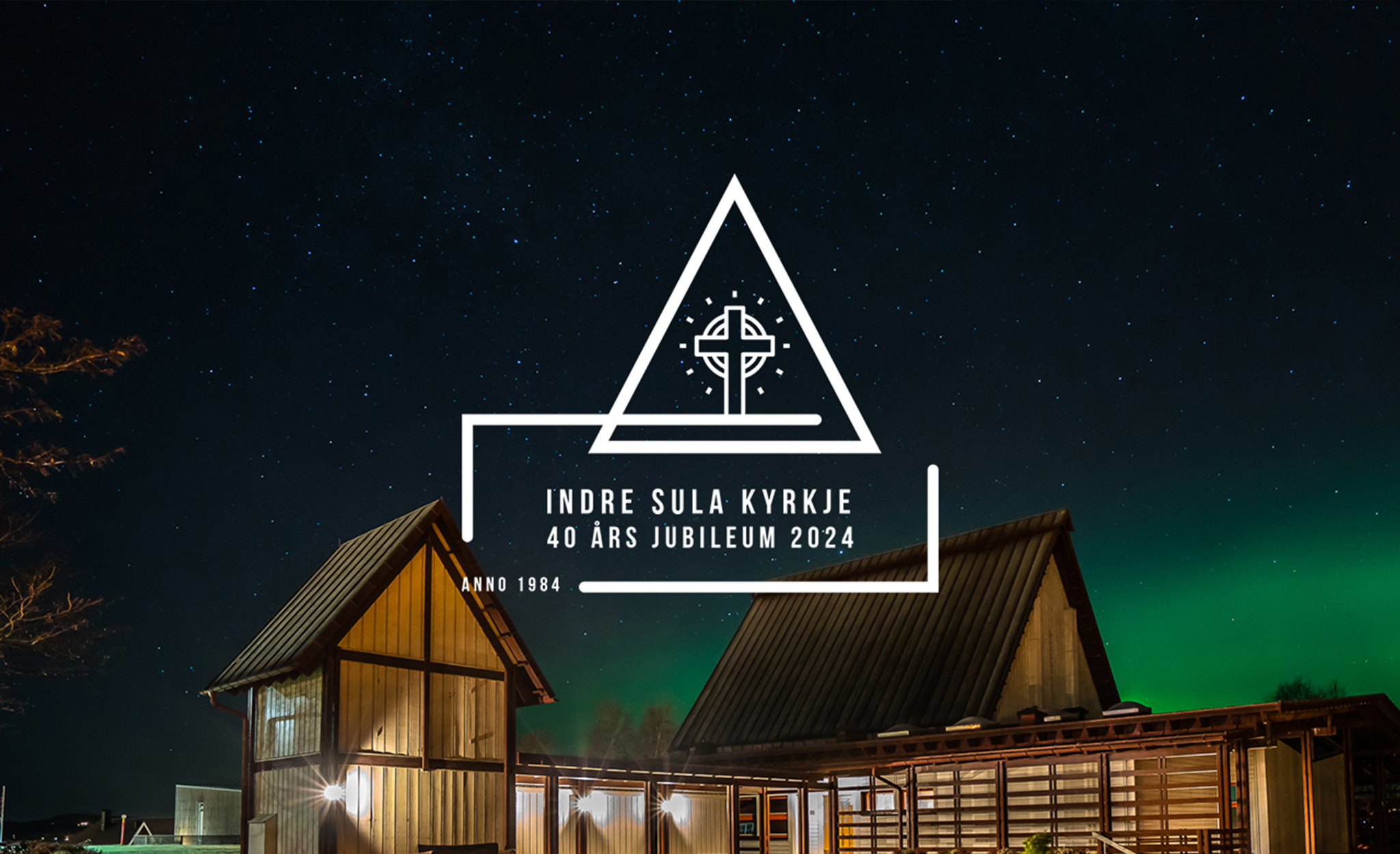 Foto av Indre Sula kyrkje under nordlys: Oksfoto.no