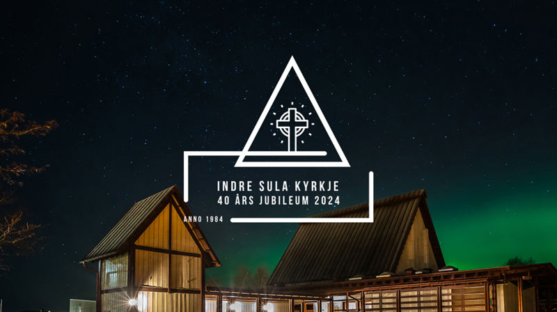 Foto av Indre Sula kyrkje under nordlys: Oksfoto.no