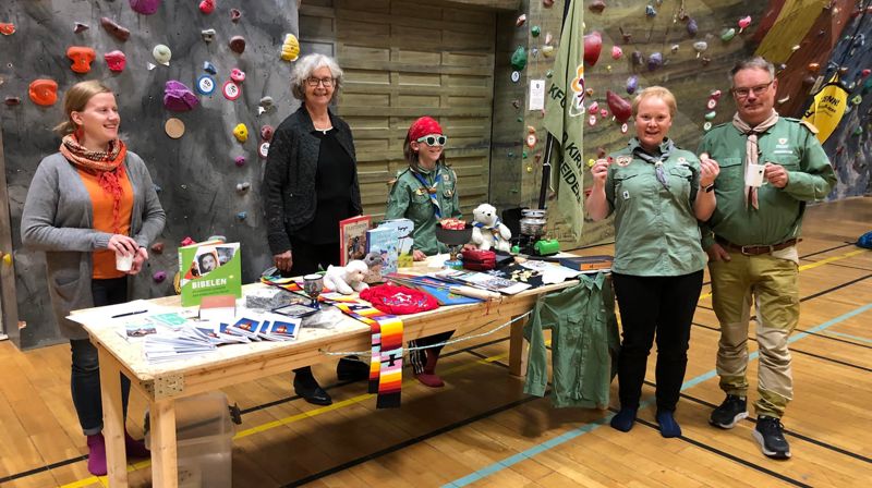 Svalbard kirkes team på aktivitetsmessa i Svalbardhallen august 2022.