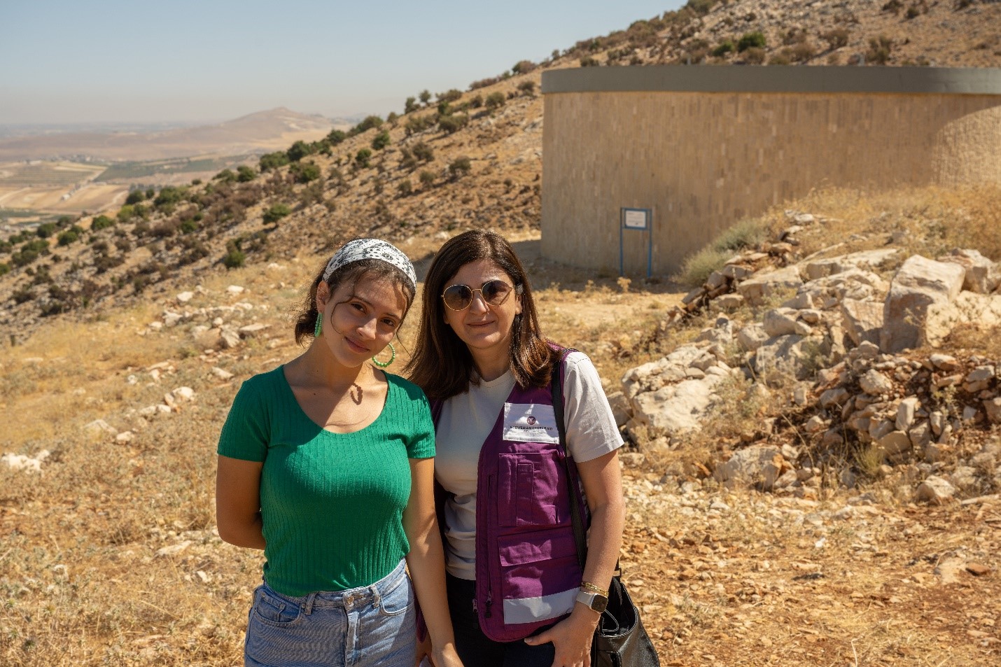Rachelle og Sanaa er begge glade for at landsbyen Deir El Ghazal nå har fått tilgang på rent vann. Vannet kommer både libanesere og syriske flyktninger til gode. Straks er det tid for Kirkens Nødhjelps fasteaksjon, der over 40.000 konfirmanter skal ut å gå med bøsse for rent vann. Foto: Kirkens Nødhjelp