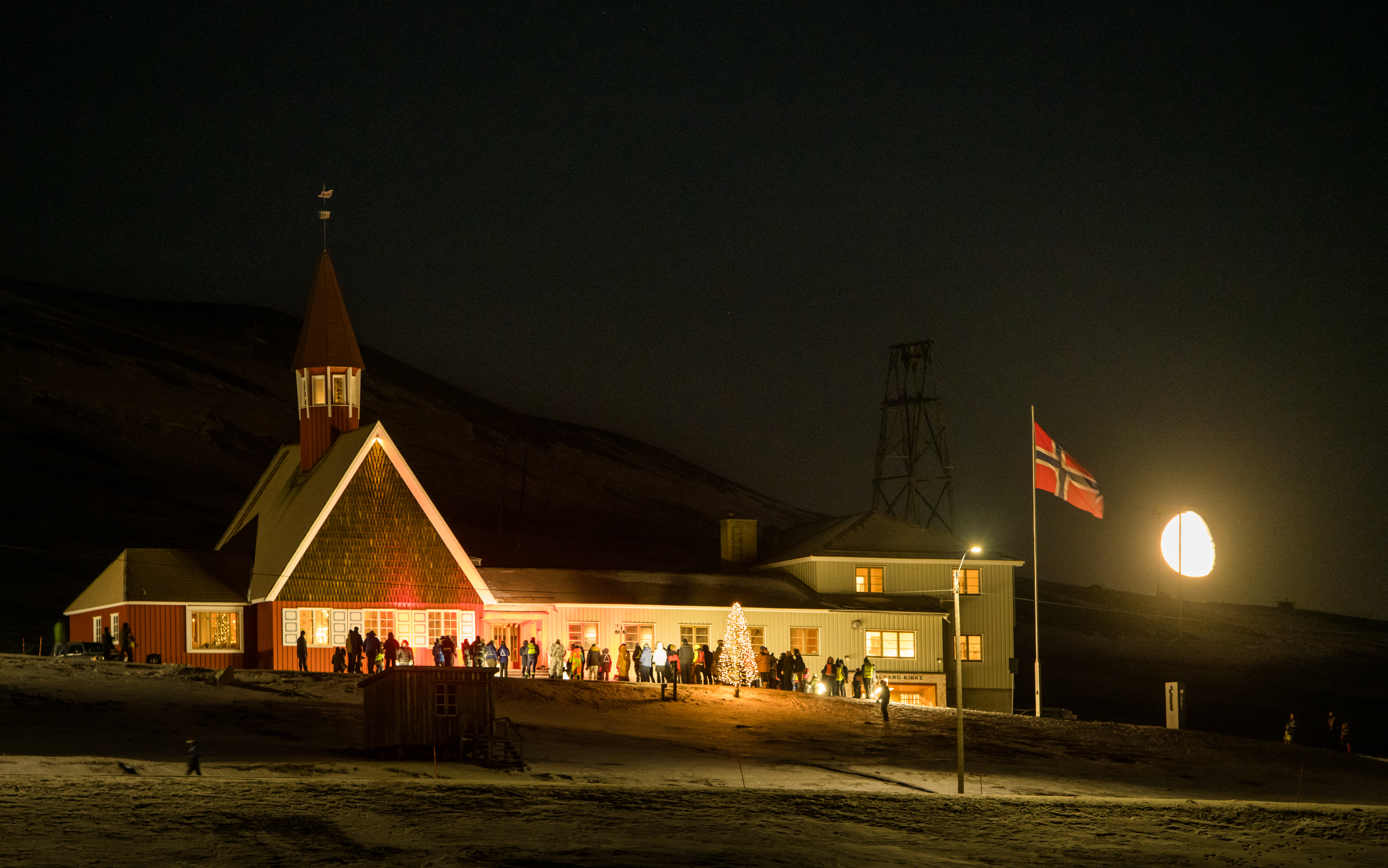 Utegudstjeneste (pga covid) julaften 2021, i år er vi inne! Foto: Knut Selmer