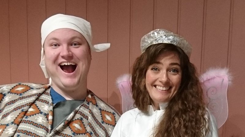 Bilde: Nina og Andreas er godt i gang med å forberede julegudstjenestene