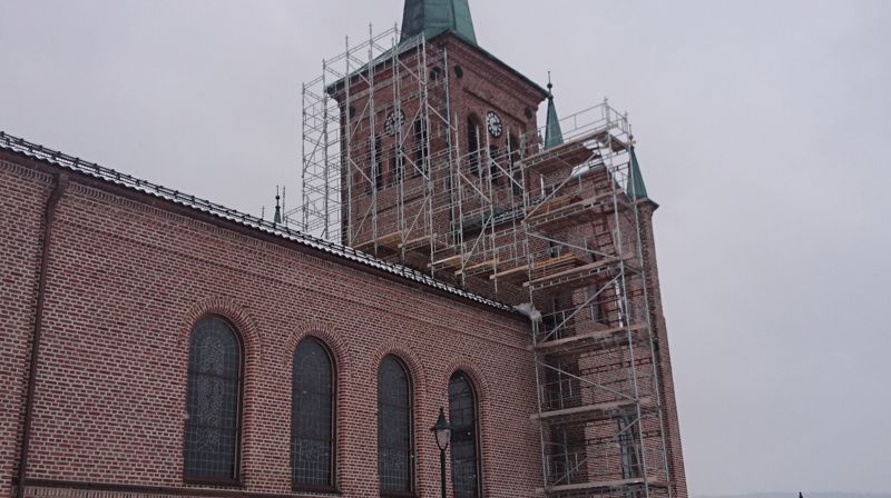 Svelvik kirke er for tiden under oppussing