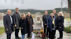 Avduking av minnesmerket. Fv. Kjell Inge Nordgård (kirkeverge), Sveinung Enstad (sokneprest), Hilde Elise Hvarregaard (prosjektleder/landskapsarkitekt Kirkelig fellesråd), Jorun Kraft Mo (kunstner), Arnt Morten Holmli (Kirkelig fellesråd og leder av arbeidsgruppa), Nils Grendstad (arbeidsgruppa), Astrid Grendstad (Kirkegårdskomiteen )og Bodil Slørdal (prost), Foto: Yngvil Bjellaanes