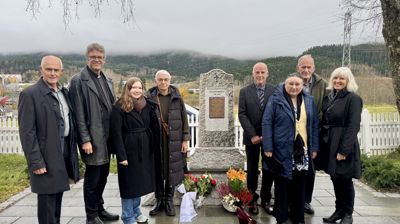 Avduking av minnesmerket. Fv. Kjell Inge Nordgård (kirkeverge), Sveinung Enstad (sokneprest), Hilde Elise Hvarregaard (prosjektleder/landskapsarkitekt Kirkelig fellesråd), Jorun Kraft Mo (kunstner), Arnt Morten Holmli (Kirkelig fellesråd og leder av arbeidsgruppa), Nils Grendstad (arbeidsgruppa), Astrid Grendstad (Kirkegårdskomiteen )og Bodil Slørdal (prost), Foto: Yngvil Bjellaanes