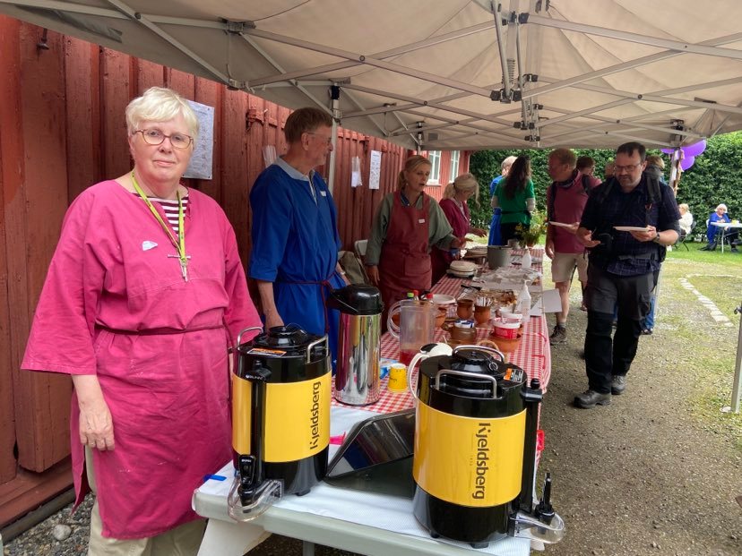 - Å være frivillig her i Kirkehagen gir meg et fellesskap, forteller Grete Ståhl (t.v). Foto: Yngvil Bjellaanes