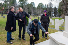 Malcolm Ross (nr. 2 f.v) fra Den britiske krigsgravtjenesten ble imponert over den engelske krigskirkegården på Stavne. Her får han omvisning av gravplass-leder i Kfit, Gunnar Hansen, anleggsgartner Unni Emilsen. Foto?