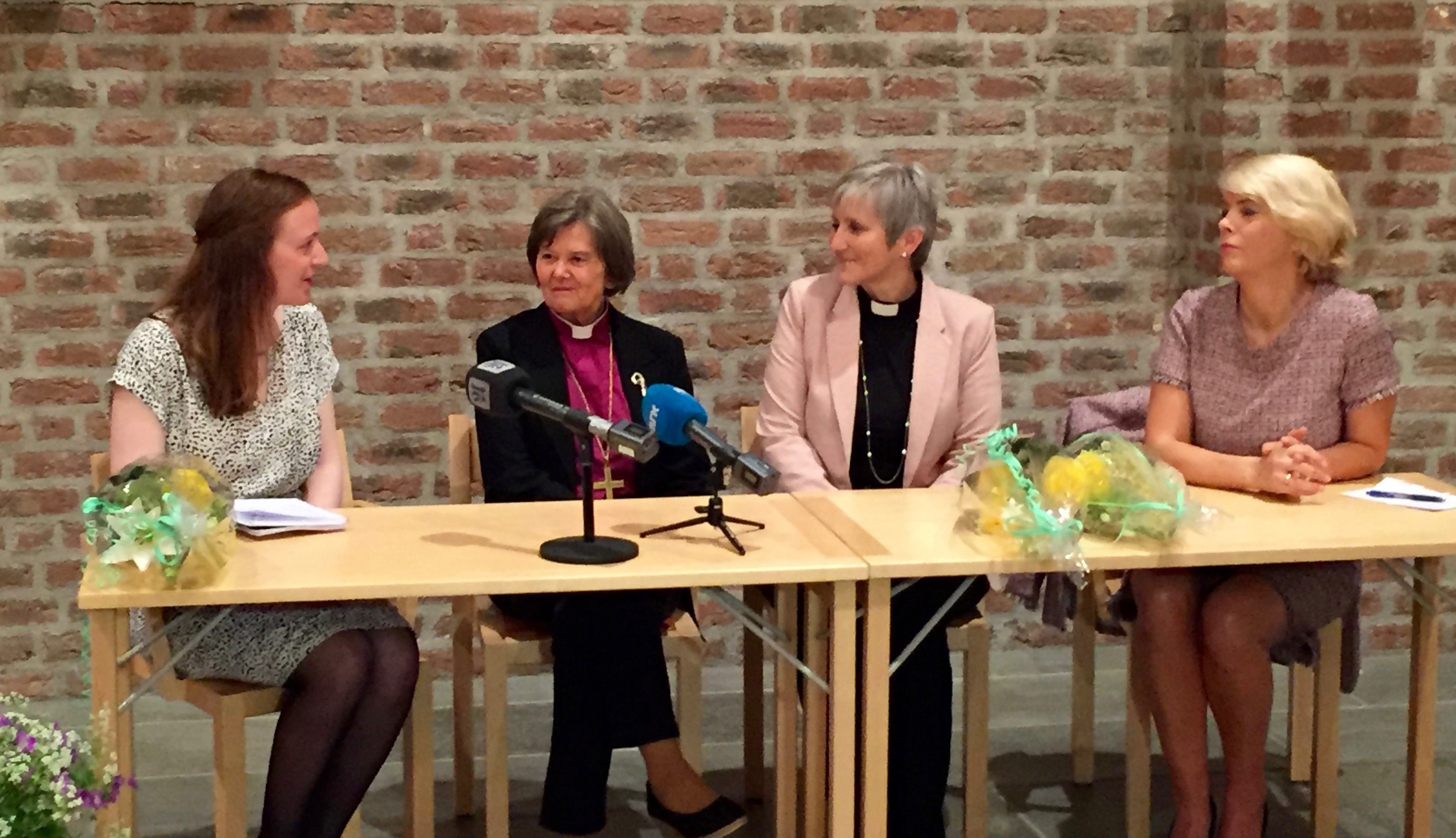 Herborg Oline Finnset (nr. 2 fra høyre) ble ønsket velkommen som biskop i Nidaros av: fra venstre: Agnes Sofie Gjeset (leder Nidaros bispedømmeråd), Helga Haugland Byfuglien (preses i Den norske kirke) og Kristin Gunleiksrud Ranum (leder i Kirkerådet) under pressekonferansen tirsdag morgen. Foto: Yngvil Bjellaanes 