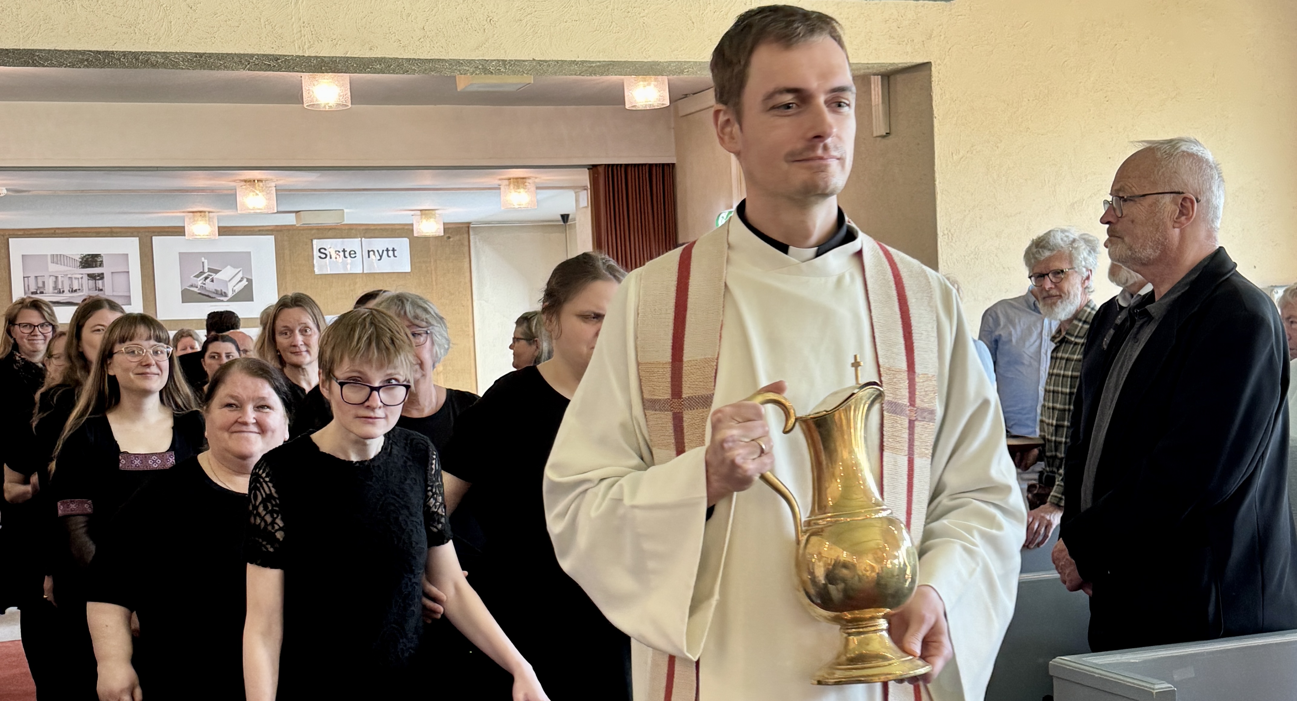 Kapellan Joakim Skousgaard Johnsen i spissen under inngangen til gudstjenesten. Alle foto: Kirka i Trondheim/Yngvil Bjellaanes