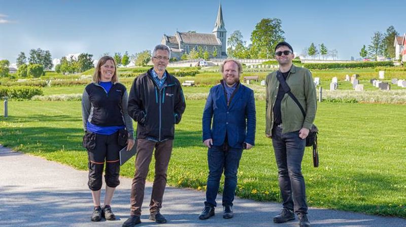 Fra Venstre: Anleggsgartner Unni Emilsen, kirkegårdsleder Trygve Jensen, Haakon O. Vinje fra Kulturdepartementet og Arne Langås fra Falstadsenteret på Havstein kirkegård. Alle foto Kjetil Aa.