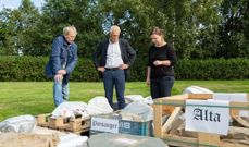 Minner i stein: Kunstner Sissel M. Bergh, kirkeverge Kjell inge Nordgård og Rune Håvard Kjenstad fra Trondheim kommune ser ned på steinene som ankom Stavne gravlund før helga. Nå blir steinene til et minnesmerke. Foto: Kjetil Aa   