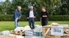 Minner i stein: Kunstner Sissel M. Bergh, kirkeverge Kjell inge Nordgård og Rune Håvard Kjenstad fra Trondheim kommune ser ned på steinene som ankom Stavne gravlund før helga. Nå blir steinene til et minnesmerke. Foto: Kjetil Aa