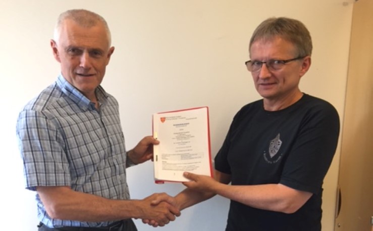 Kirkeverge Kjell Inge Nordgård og Jann-Magnar Fiskvik fra Torkildsen Orgelbyggeri var svært tilfredse etter kontraktsigneringen. Foto: Yngvil Bjellaanes