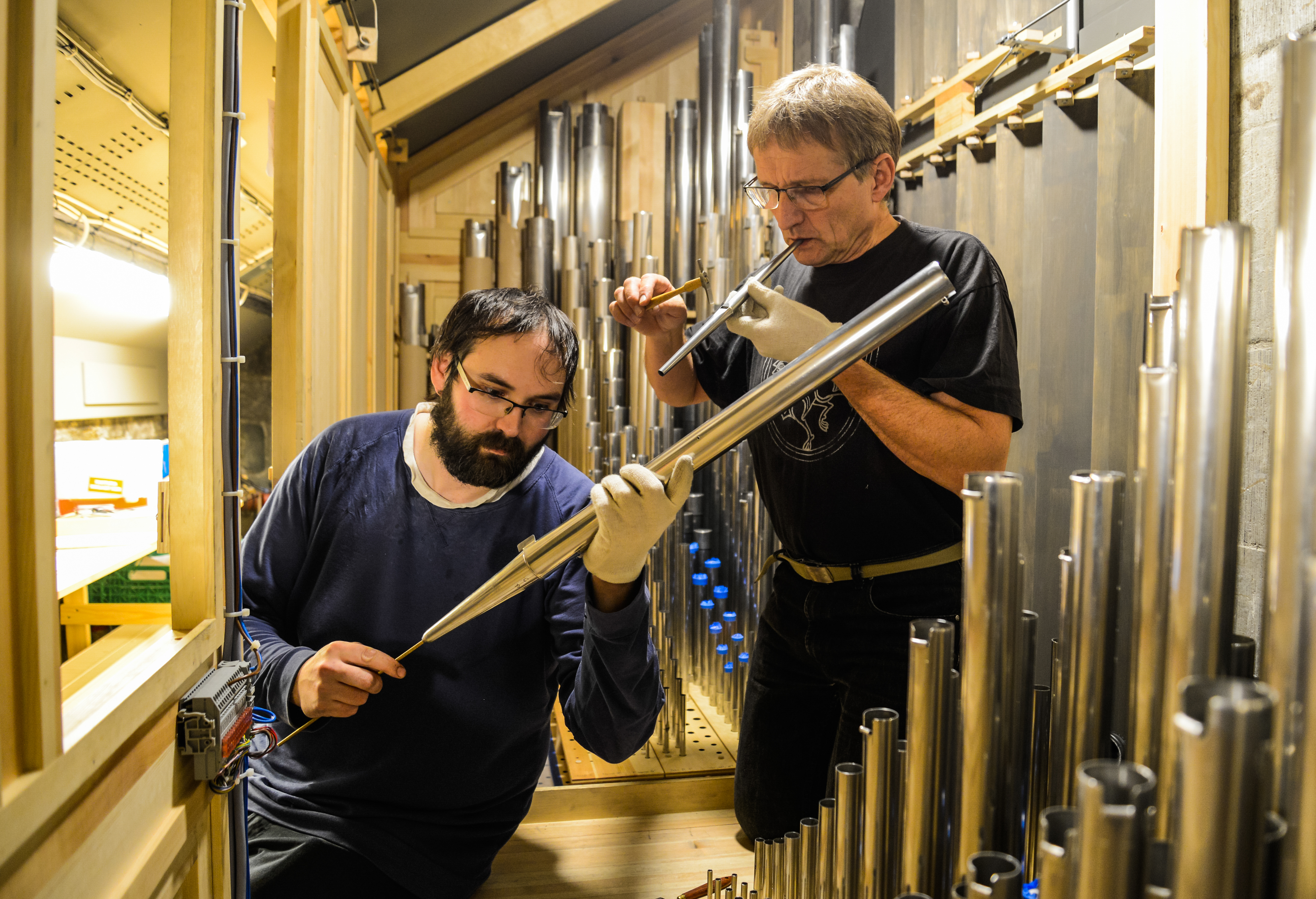 Arbeid med intonering av kororglet. Nils Gunther Torkildsen (til venstre) og Jann-Magnar Fiskvik fra firmaet Brødrene Torkildsen. Foto: Henning Grøtt