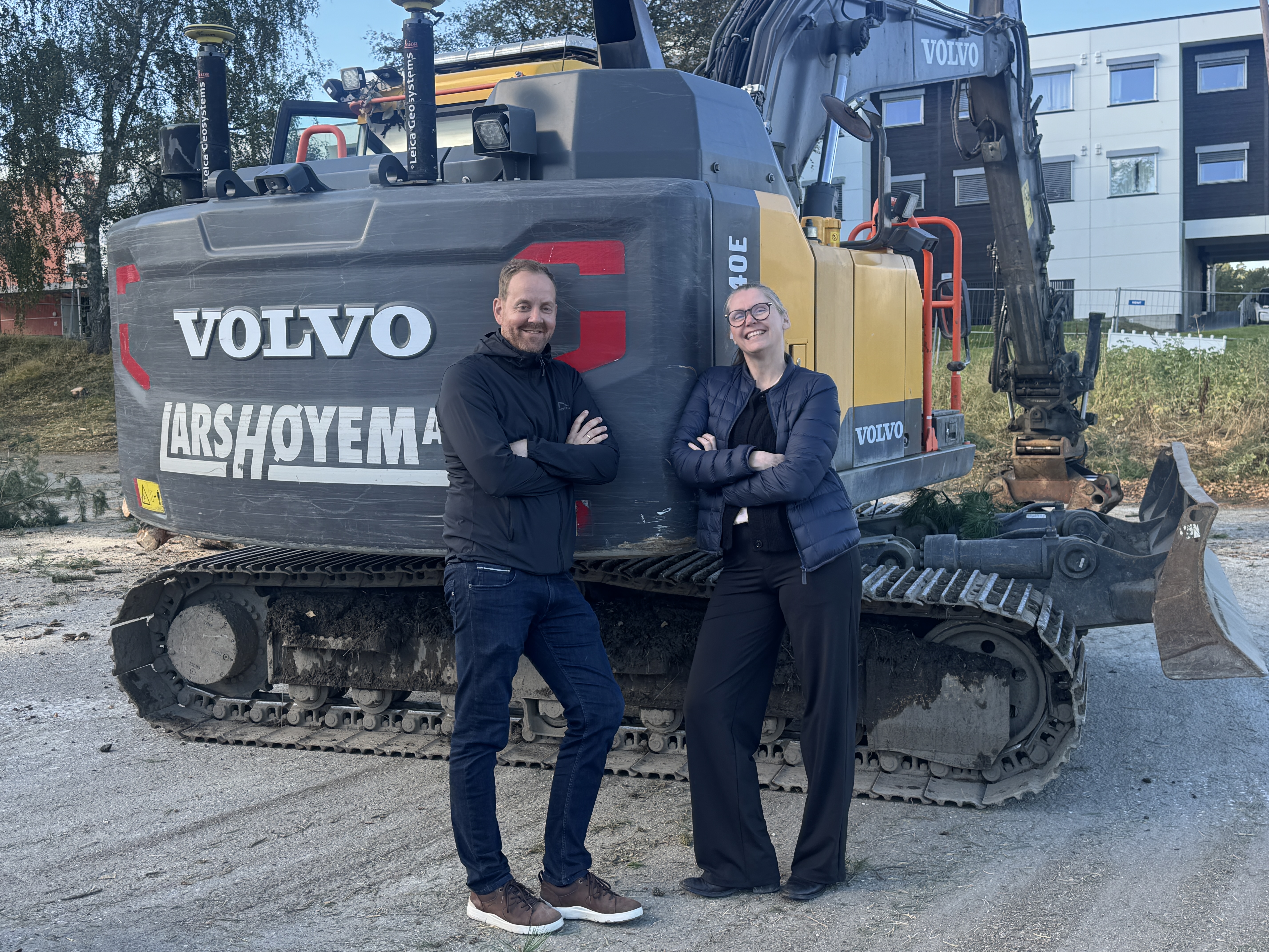 De er passe fornøyde, disse to, som har stått på i en årrekke for å få bygd nye Charlottenlund kirke. Her er daglig leder i Ranheim og Charlottenlund menighet, Arne Reidar Vik Selven og menighetsrådsleder Ane Myhrvold Strømman på plass på byggetomta. Foto: Yngvil Bjellaanes 