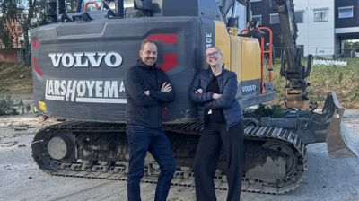 De er passe fornøyde, disse to, som har stått på i en årrekke for å få bygd nye Charlottenlund kirke. Her er daglig leder i Ranheim og Charlottenlund menighet, Arne Reidar Vik Selven og menighetsrådsleder Ane Myhrvold Strømman på plass på byggetomta. Foto: Yngvil Bjellaanes