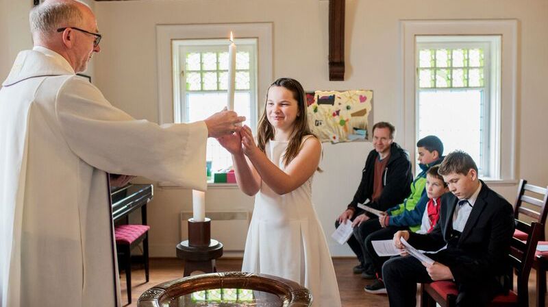 Nå kan du stikke innom og bli døpt på dagen i Lademoen kirke. Her fra en drop in-dåp i 2017.Foto: Lena Knutli