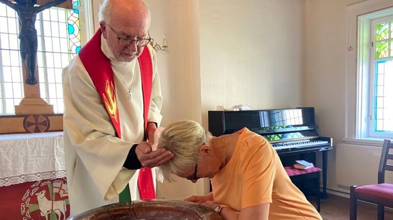 Sokneprest i Bakklandet og Lademoen sokn, Stein Ellinggard døper Rigmor Aud Aronsen Thörmä. Foto: Yngvil Bjellaanes