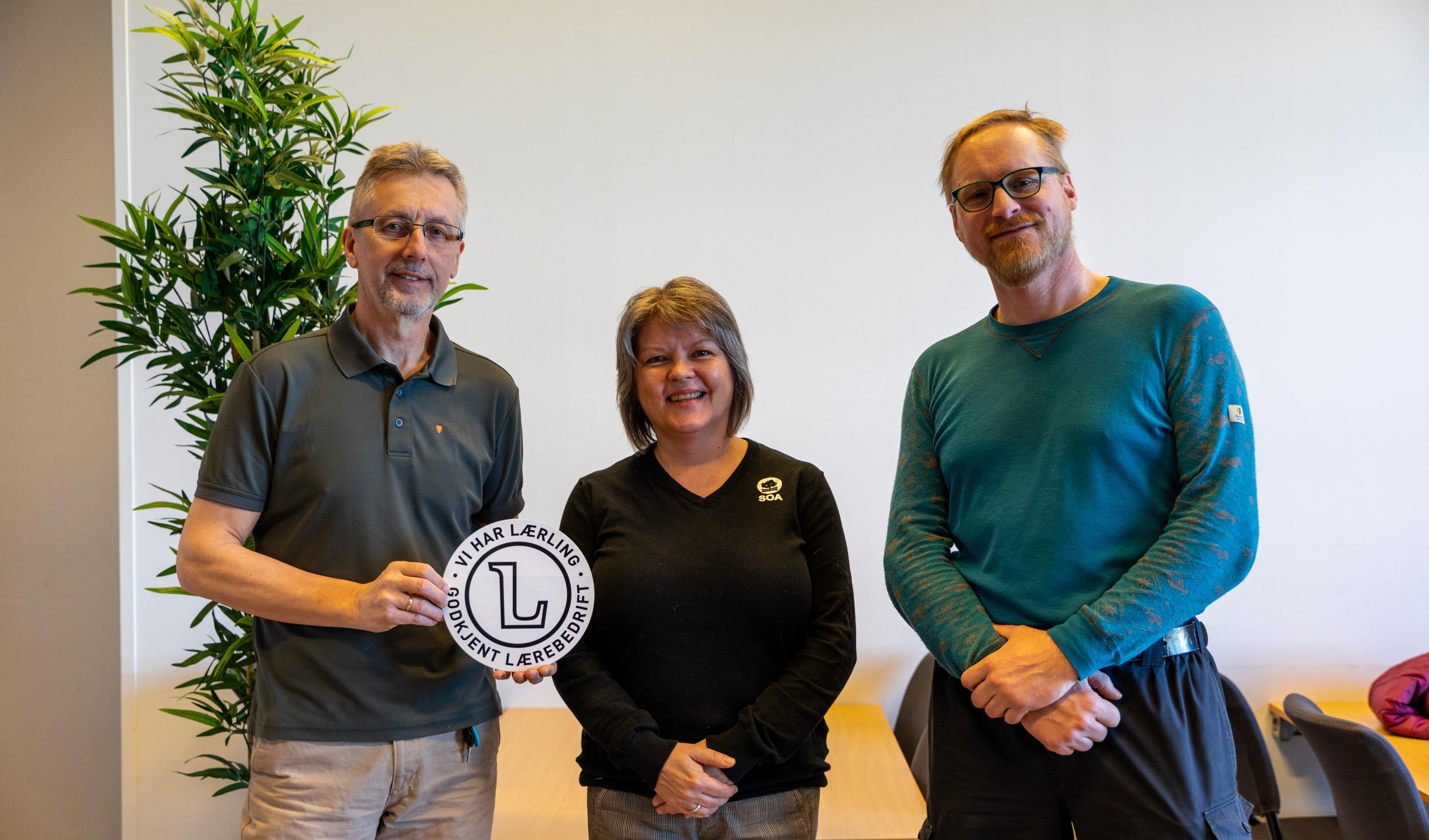 Gravplassforvaltningen er godkjent lærlingebedrift innen anleggsgartnerfaget. Fra venstre ser vi avdelingsleder Trygve Jensen, Nina Pevik (SOA) og fagleder for KfiT Kjartan Strømme 